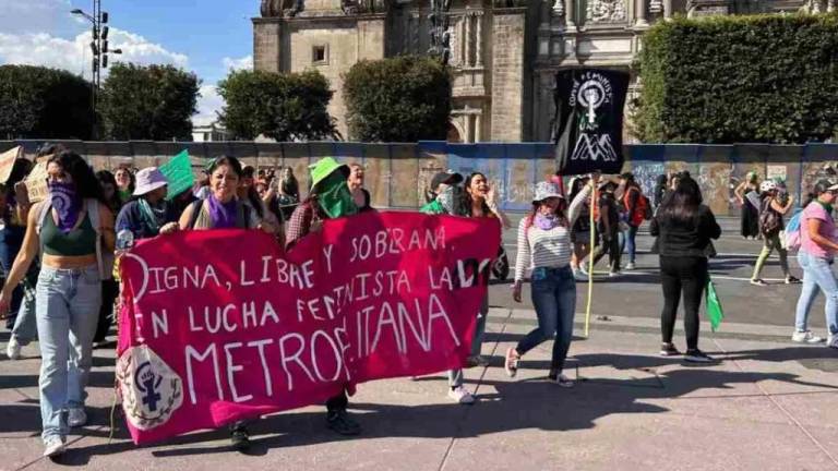 Mujeres y personas con capacidad gestante exigen frente a Palacio Nacional aborto legal y seguro.