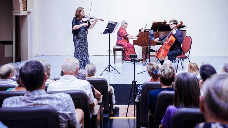 Participan la violinista ucraniana Nina Farvarshchuk, Gabriel Kobylyansky Farvarshchuk, cello; y Tanya Orlov, piano.