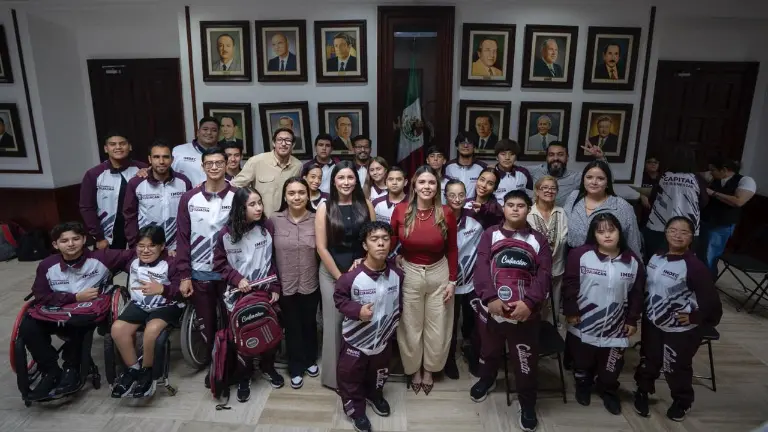 La Alcaldesa Ana Miriam Ramos Villarreal abandera a la delegación de Culiacán que participa en la Paralimpiada Conade en su fase estatal.
