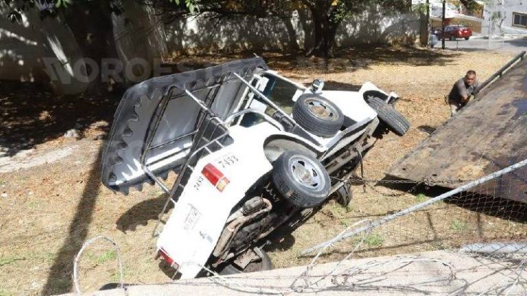 La unidad de transporte público quedó volcada tras caer desde una altura de dos metros en el Cerro de la Nevería.
