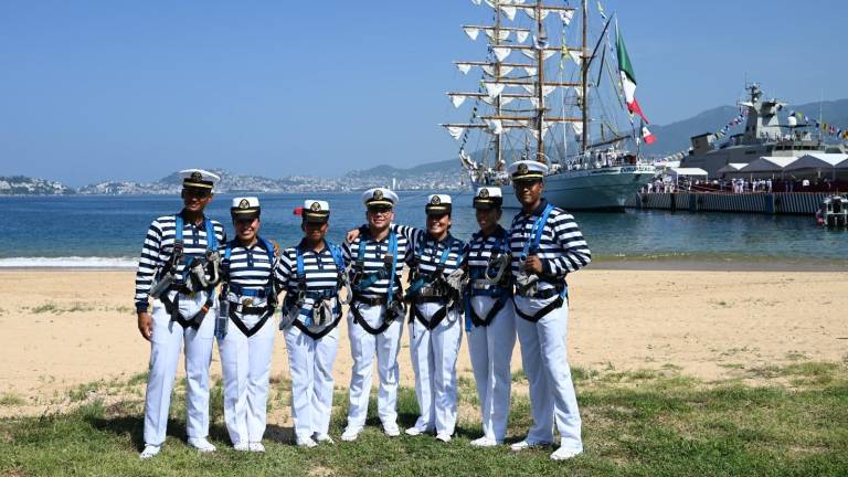 La ceremonia de zarpe se realizó en el muelle de la Octava Región Naval.