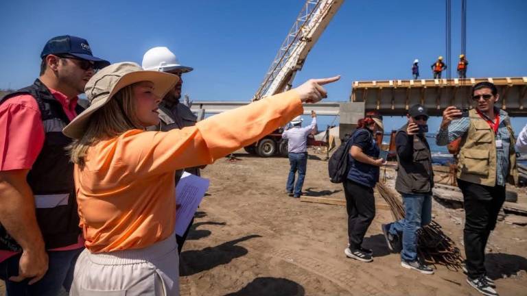 La Gobernadora de Sinaloa Yeraldine Bonilla Valverde supervisa avances de construcción de puente en Guasave.