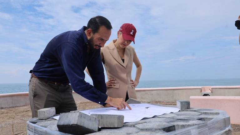 La Alcaldesa de Mazatlán Estrella Palacios Domínguez supervisa los avances de las obas en el monumento de la Mujer Mazatleca.