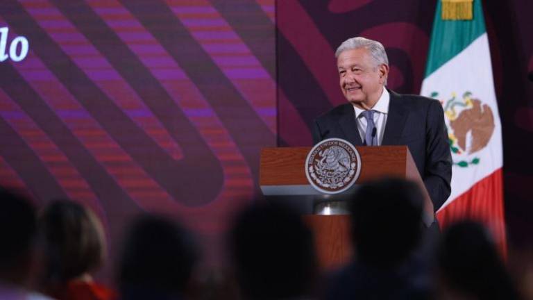 Sheinbaum acusó que la petición de Xóchitl, de que el INE suspendiera la transmisión de la conferencias del presidente López Obrador, era un acto autoritario.