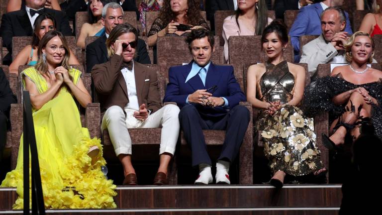 Harry Styles escupe sobre el actor Chris Pine en el Festival de Venecia