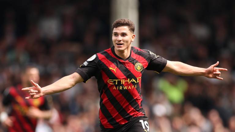 Julián Álvarez marca el gol del triunfo del Manchester City.
