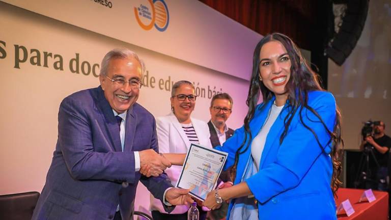 560 maestras y maestros de educación básica recibieron su constancia de haber cursado dos diplomados.