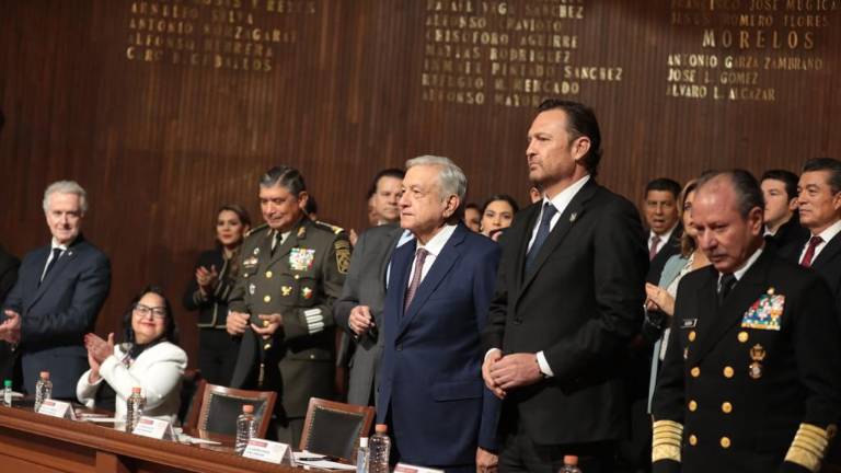 Piña Hernández no se levantó de su asiento a la llegada de AMLO, a la ceremonia por el 106 aniversario de la promulgación de la Constitución de 1917