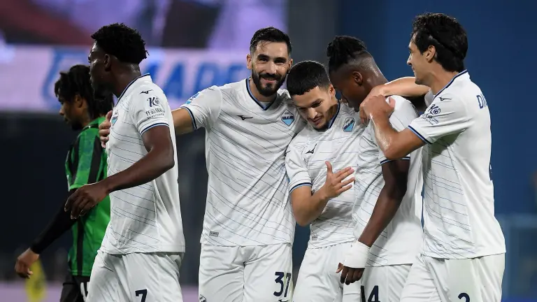 La Lazio mantuvo su paso arrollador para mantenerse codo a codo como líder junto al Inter.