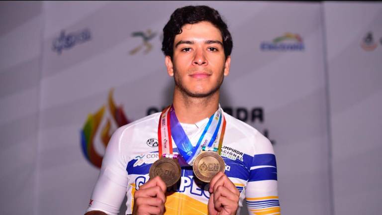 Jesús Jared Zamudio Valdez presume sus dos medallas doradas logradas en la Olimpiada Nacional Conade 2026 de ciclismo.