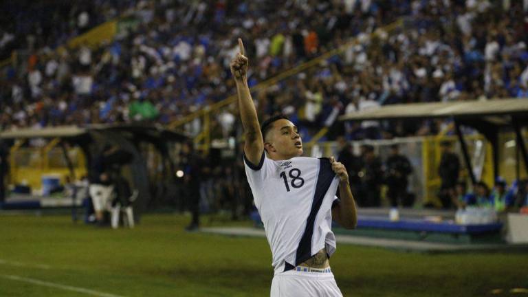 Óscar Santis celebra el gol que acerca a Guatemala a la calificación al Mundial 2026.