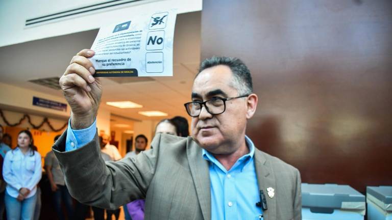 El Rector de la UAS Jesús Madueña Molina emite su voto a favor de la reingeniería financiera.