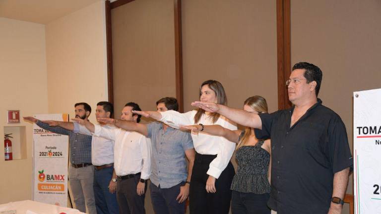 Momento en que la nueva mesa directiva rinde protesta.