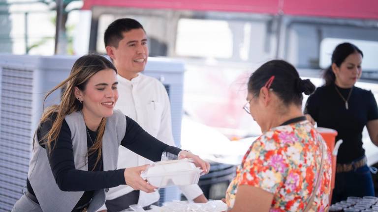 La Alcaldesa de Culiacán Ana Miriam Ramos Villarreal entrega comidas en el Hospital Regional Número 1 del IMSS.