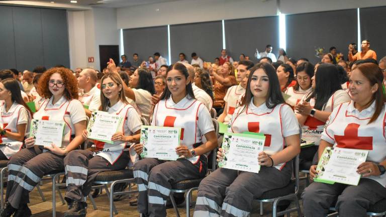 Las generaciones 43 y 44 de Técnicos en Urgencias Médicas recibieron su constancia de egreso en una ceremonia de la Cruz Roja Culiacán.