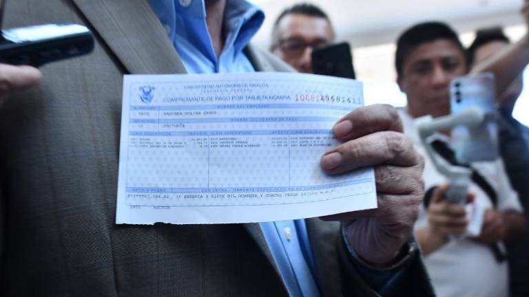 El Rector Jesús Madueña Molina mostró su talón de nómina y defendió las compras vehiculares de la UAS, en respuesta a los señalamientos del Diputado Sergio Torres Félix.