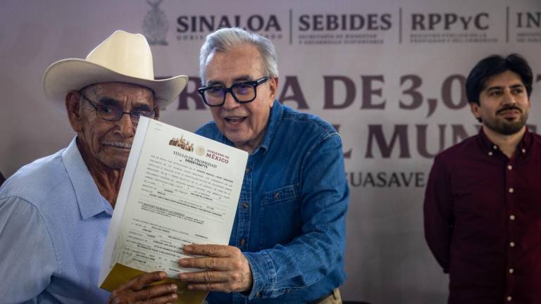 El Gobernador Rubén Rocha Moya entrega títulos de propiedad en Guasave.