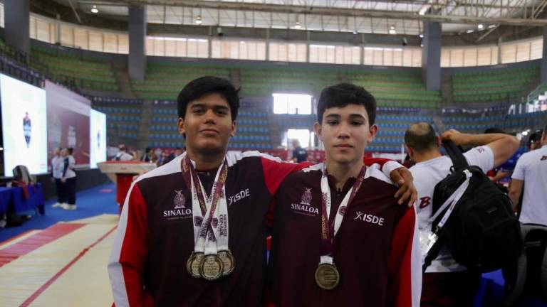 Aarón Ibarra y Gael Rosales lucen sus medallas doradas.
