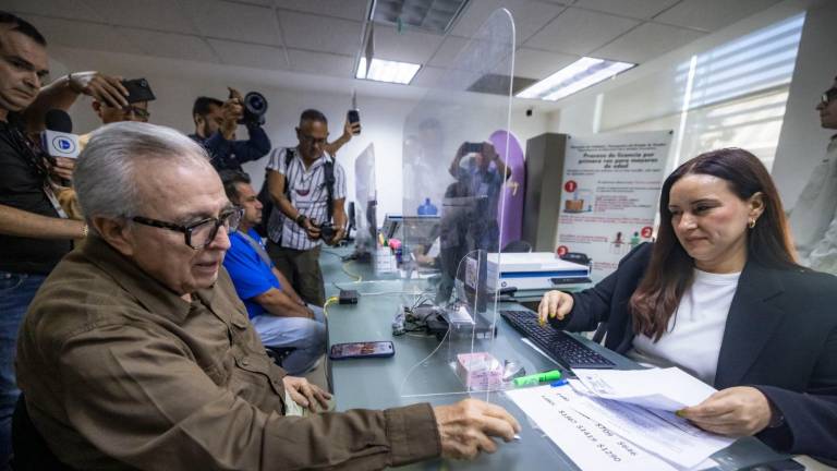 El Gobernador de Sinaloa Rubén Rocha Moya acudió a tramitar su licencia permanente en el primer día del programa.