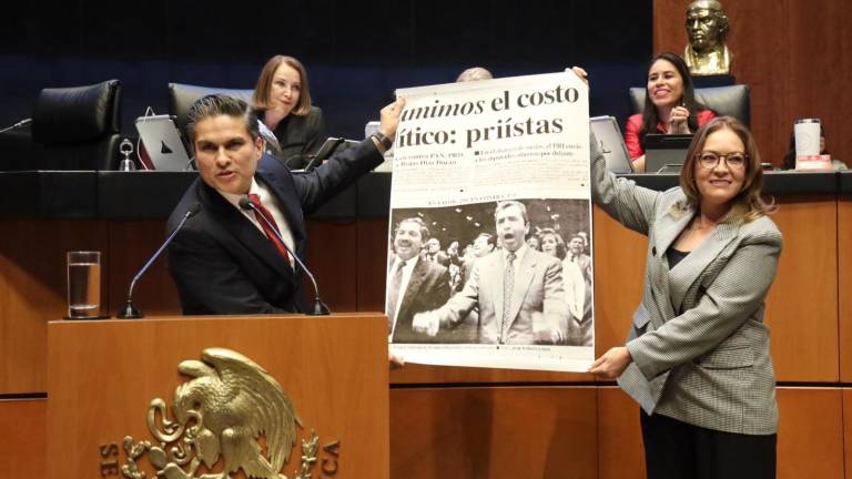 Jarero Velázquez mostró un cartel con la portada de un periódico de 1995, cuando legisladores celebraron el aumento del IVA del 10 por ciento al 15 por ciento.