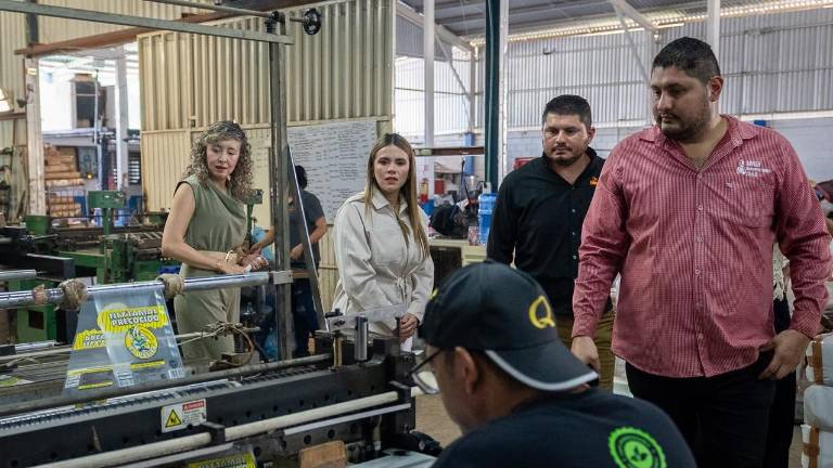 La Alcaldesa de Culiacán Ana Miriam Ramos Villarreal recorre la empresa familiar Bolsas Impresas Miner, que recibió el distintivo Nafin.