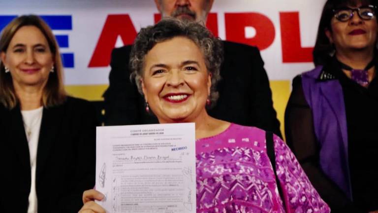 Beatriz Paredes Rangel solicita su registro para participar en el proceso para elegir a la candidata o candidato del Frente Amplio por México a la Presidencia de la República.