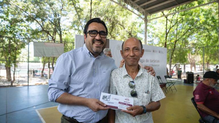 Más de mil adultos mayores recibió este lunes sus tarjetas del programa Pensiones del Bienestar, en Culiacán.