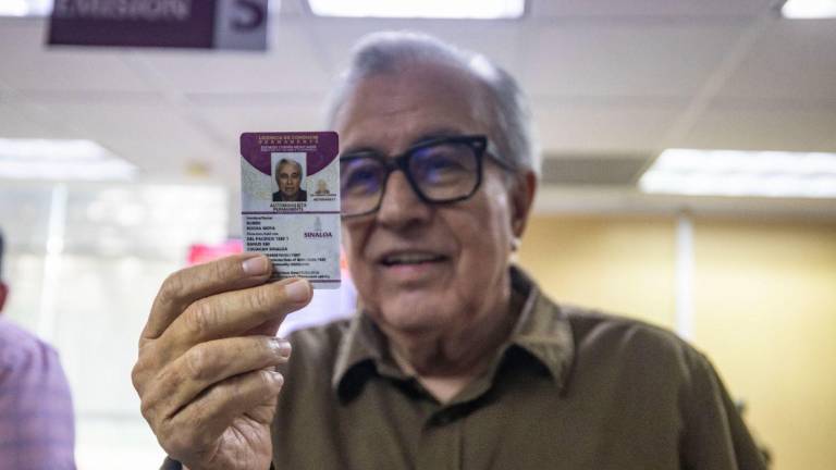 El Gobernador Rubén Rocha Moya tramita la licencia permanente de conducir.