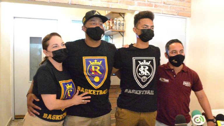 Benjamín Gibbs Rivera, junto a sus padres y el director del Instituto Municipal del Deporte, Fernando ‘Cochulito’ Montiel.