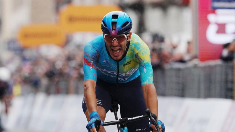 Davide Ballerini llega triunfal a la meta.