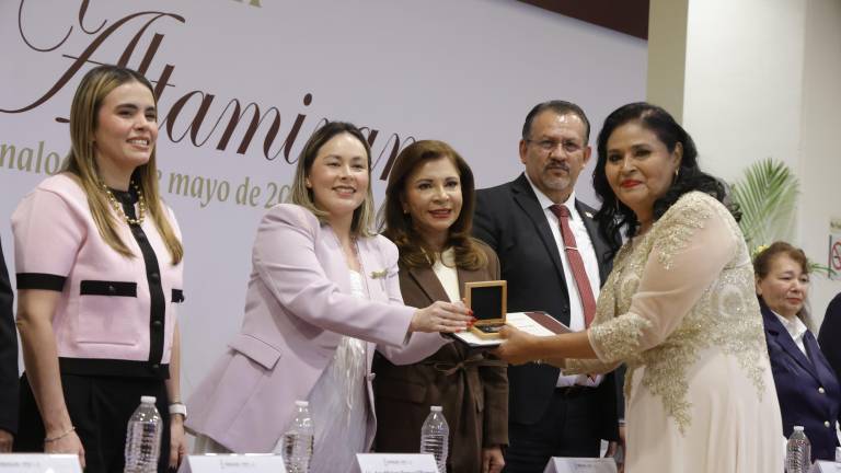 Entrega Yeraldine Bonilla la Medalla Maestro Altamirano a 183 docentes por 40 años de servicio