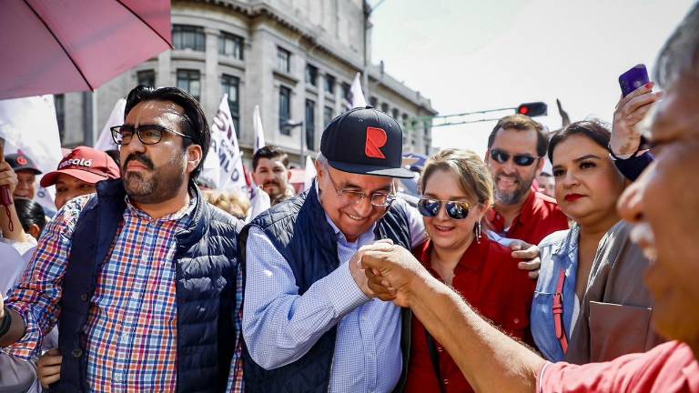 Rubén Rocha Moya y varios políticos sinaloenses acompañan a AMLO en la marcha conmemorativa.