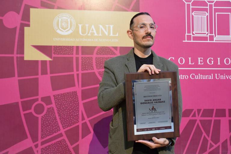 Recibe David Anuar el Premio Iberoamericano de Poesía Minerva Margarita Villarreal 2025