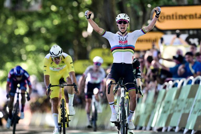 Pogacar logra en Ruán su centésima victoria, Van der Poel mantiene el liderato