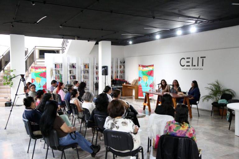 Escritoras hablan sobre sus procesos creativos en Encuentro de Literatura