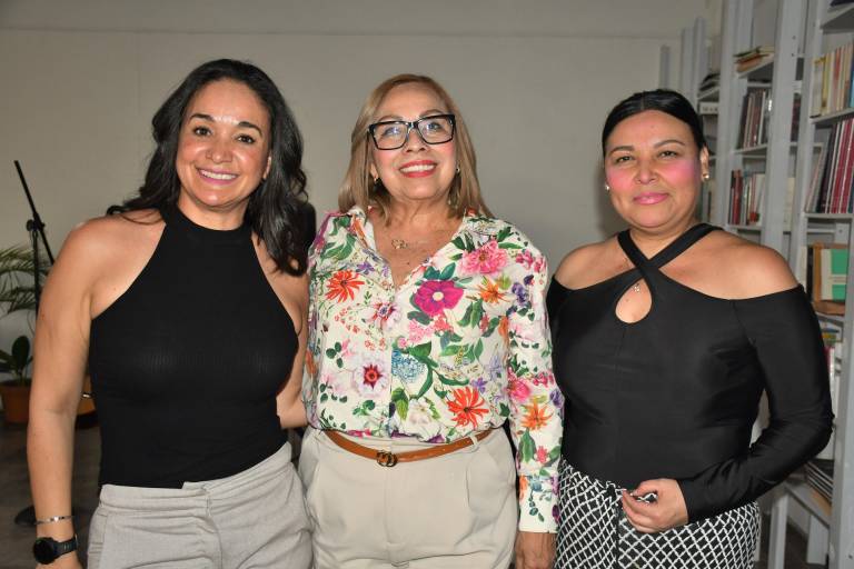 Disfrutan de la poesía de Tania Hernández en el CELIT