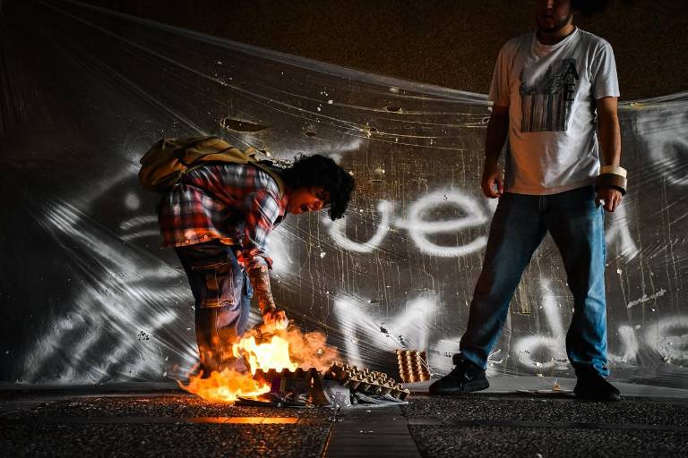 Revientan huevos y queman libros en Palacio de Gobierno durante protesta contra la reingeniería de la UAS