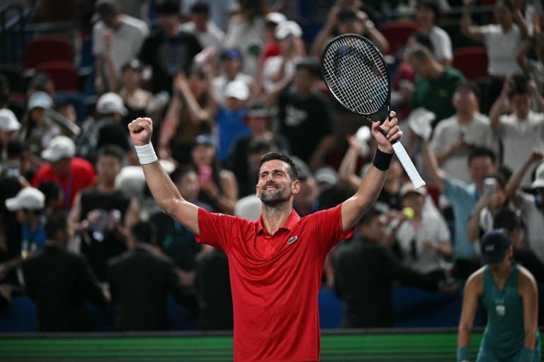 Djokovic subsiste a Munar y a la adversidad de camino a cuartos de final en Shanghái