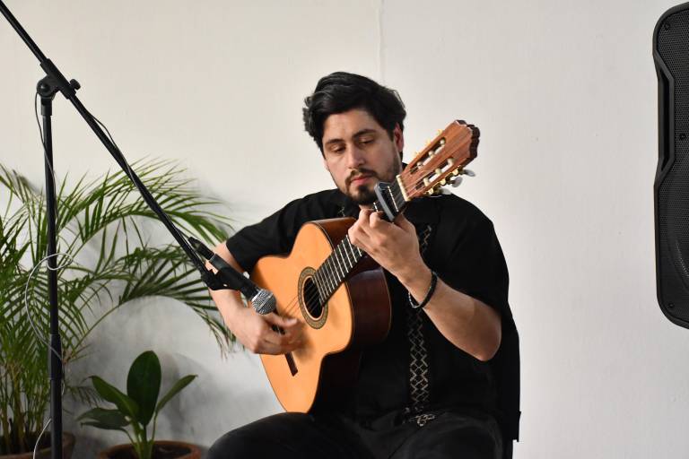 Disfrutan de la poesía de Tania Hernández en el CELIT