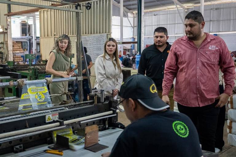 La Alcaldesa de Culiacán Ana Miriam Ramos Villarreal recorre la empresa familiar Bolsas Impresas Miner, que recibió el distintivo Nafin.