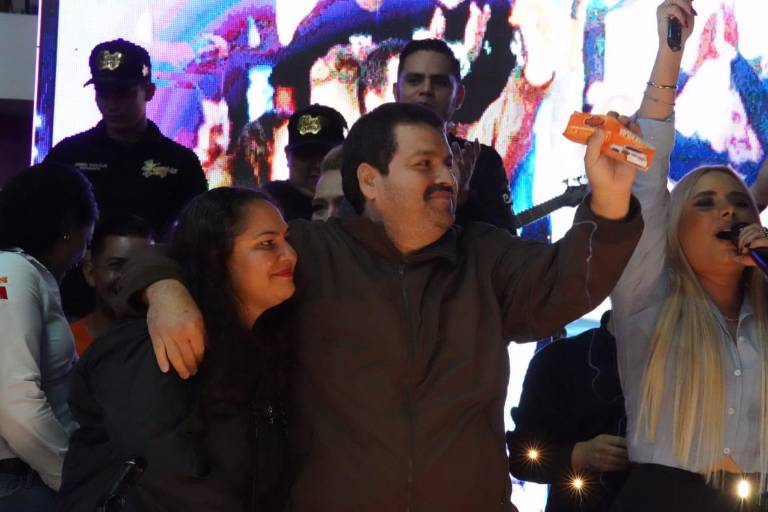 Carnes Selectas Nayarit celebra su nueva sucursal con la entrega de una camioneta en La Cantera