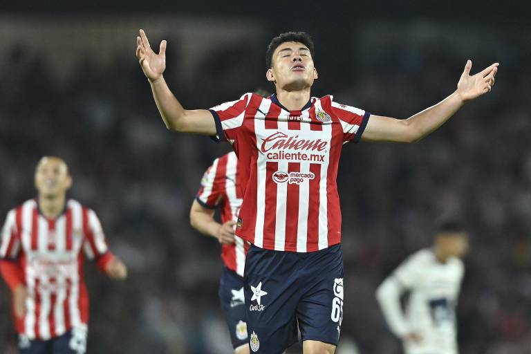 Chivas vence a Pumas con gol en los minutos finales en el Olímpico Universitario