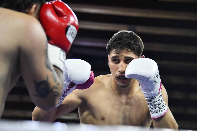 Marco Verde brilla en su primera pelea profesional en México
