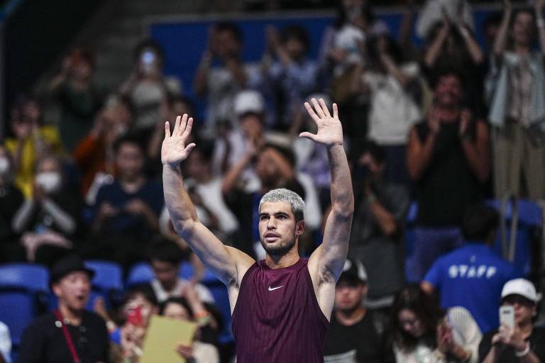 Alcaraz se sobrepone a un susto en el tobillo y a un parón por lluvia para derrotar a Báez