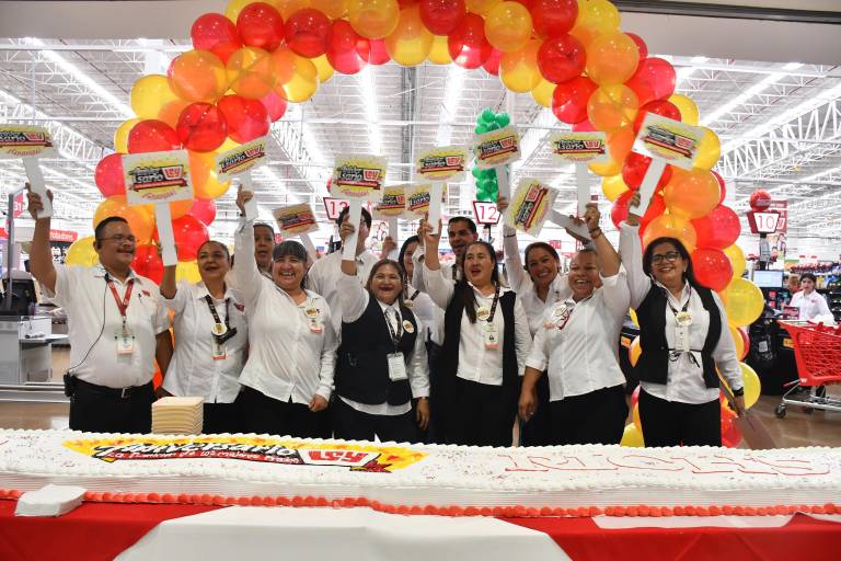Casa Ley celebra 71 años de su fundación junto a sus clientes en Culiacán
