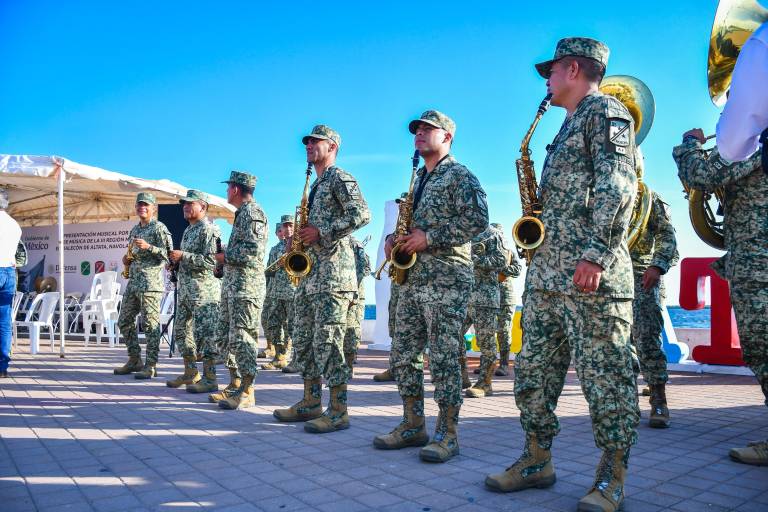 Contagia el Ejército Mexicano su alegría, con un concierto en Altata