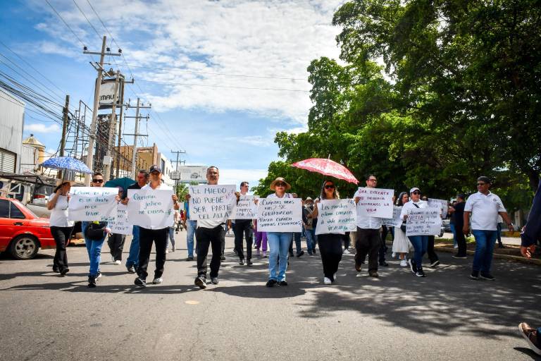 Docentes se manifiestan por asesinato de la maestra Jesamel, ocurrido en Nuevo Altata