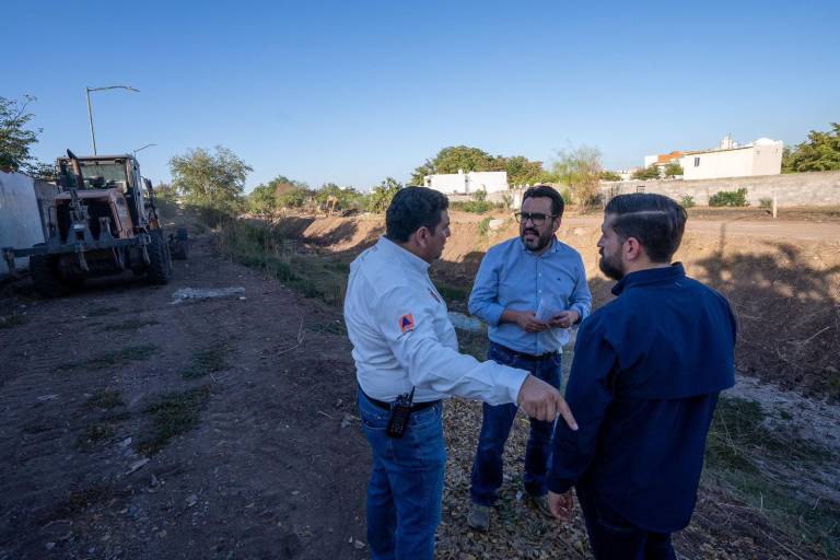 Limpian en Culiacán arroyos y canales para evitar inundaciones