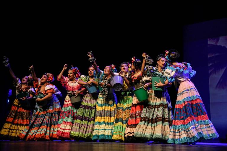 Recrea la Compañía Folclórica Sinaloense danzas y fiestas de Sinaloa