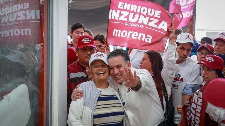 El candidato al Senado por Morena, Enrique Inzunza Cázarez, realiza campaña en Eldorado.